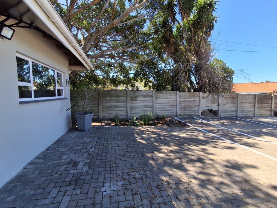 To Let Commercial Property for Rent in Beacon Bay Eastern Cape